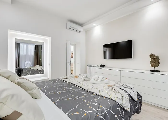 Bmga L The White Crown In Testaccio Apartament