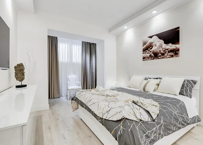 Bmga L The White Crown In Testaccio